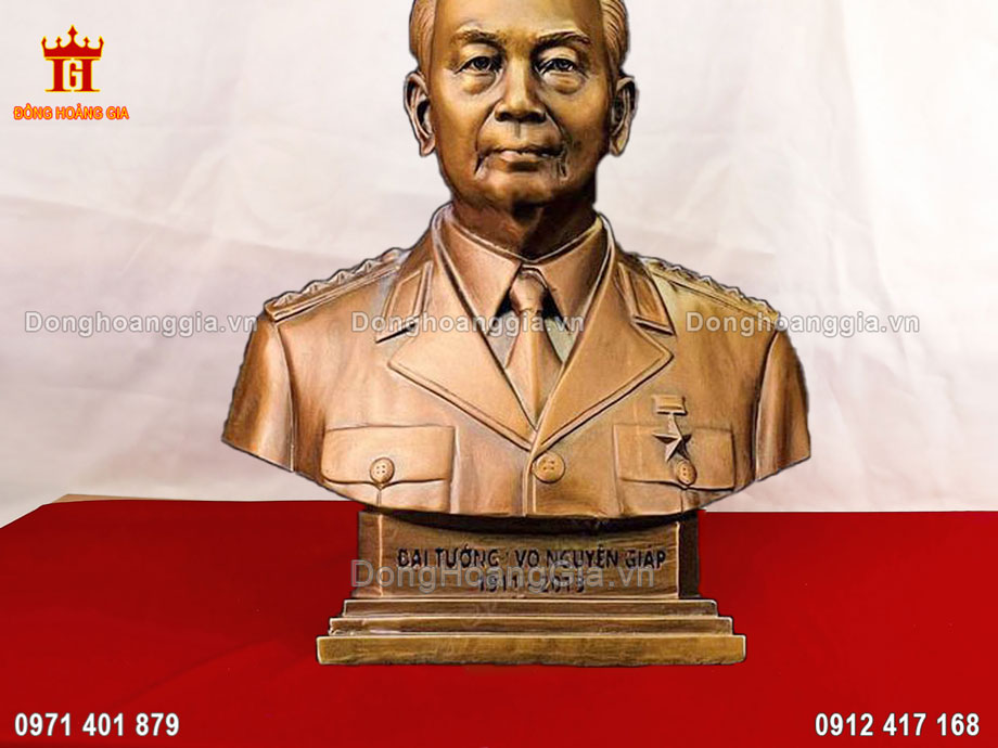 Từng đường nét trên pho tượng được chế tác tỉ mỉ và tinh xảo